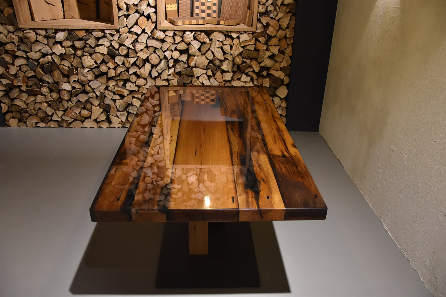 Alteiche Epoxidharztischplatte mit schwarz/transparenten Rissen und Fehlstellen