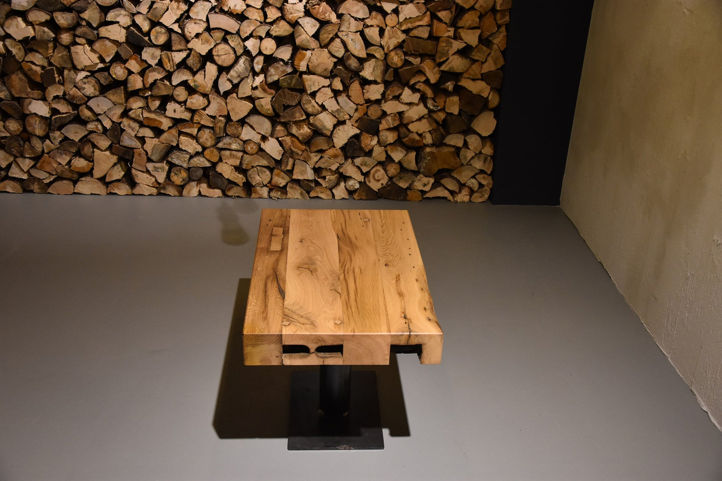 Beistelltischplatte auf Balkenbasis, verleimte, rustikale Alteichebalken