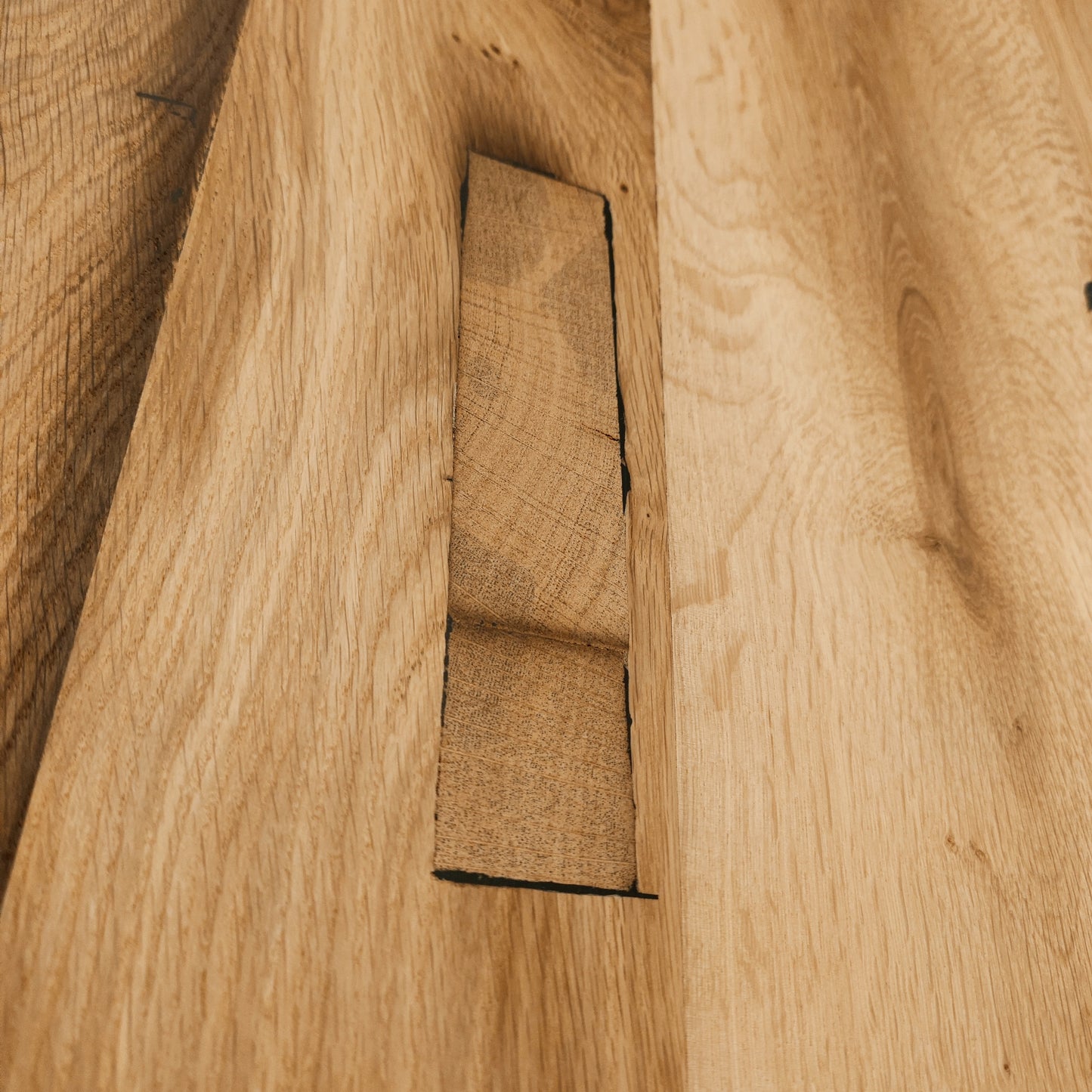 Rustikale Alteiche Esstischplatte aus "Klosterbalken"