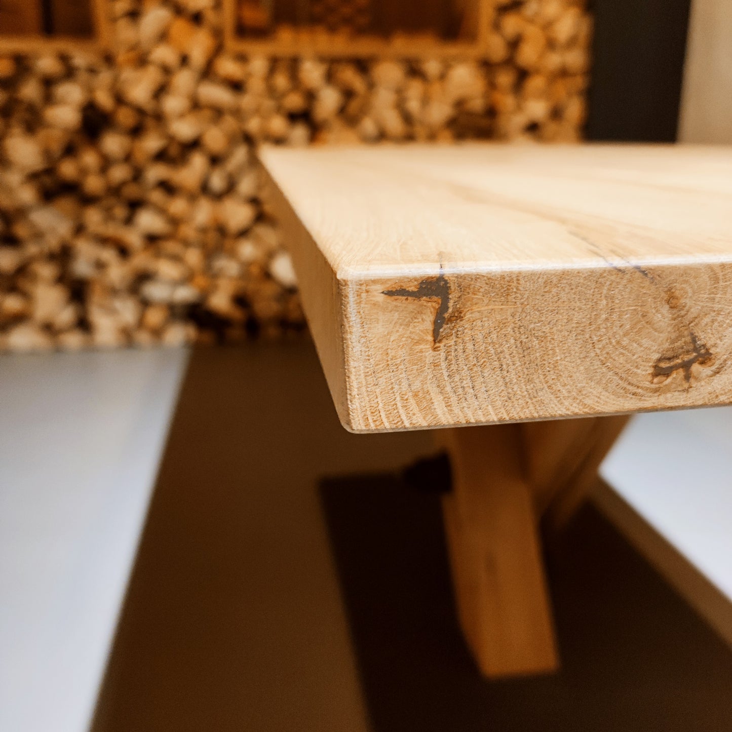 Rustikale Eichen Massivholztischplatte mit gleichmäßigen Ästen