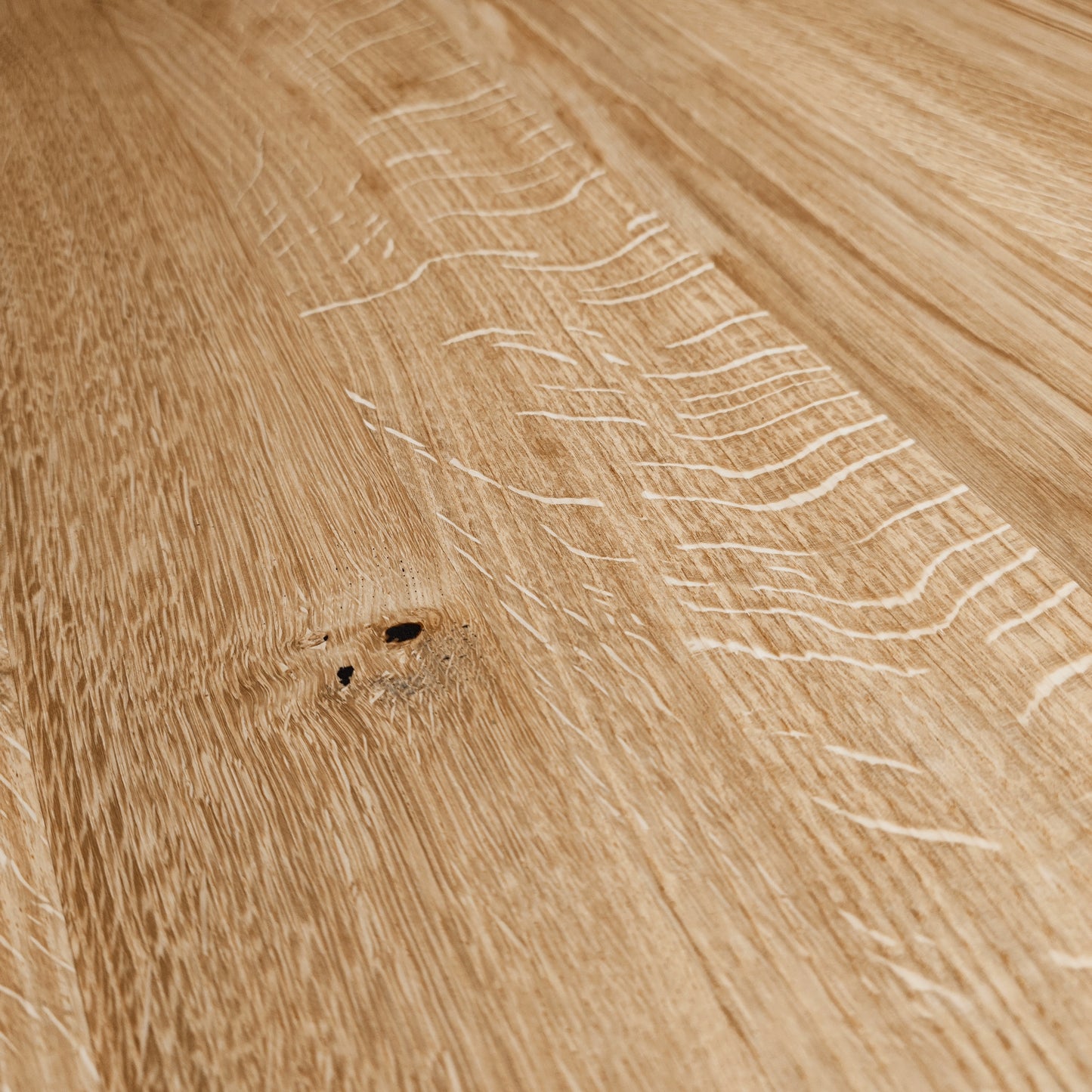 Schlichte Eiche Massivholztischplatte mit Waldkante