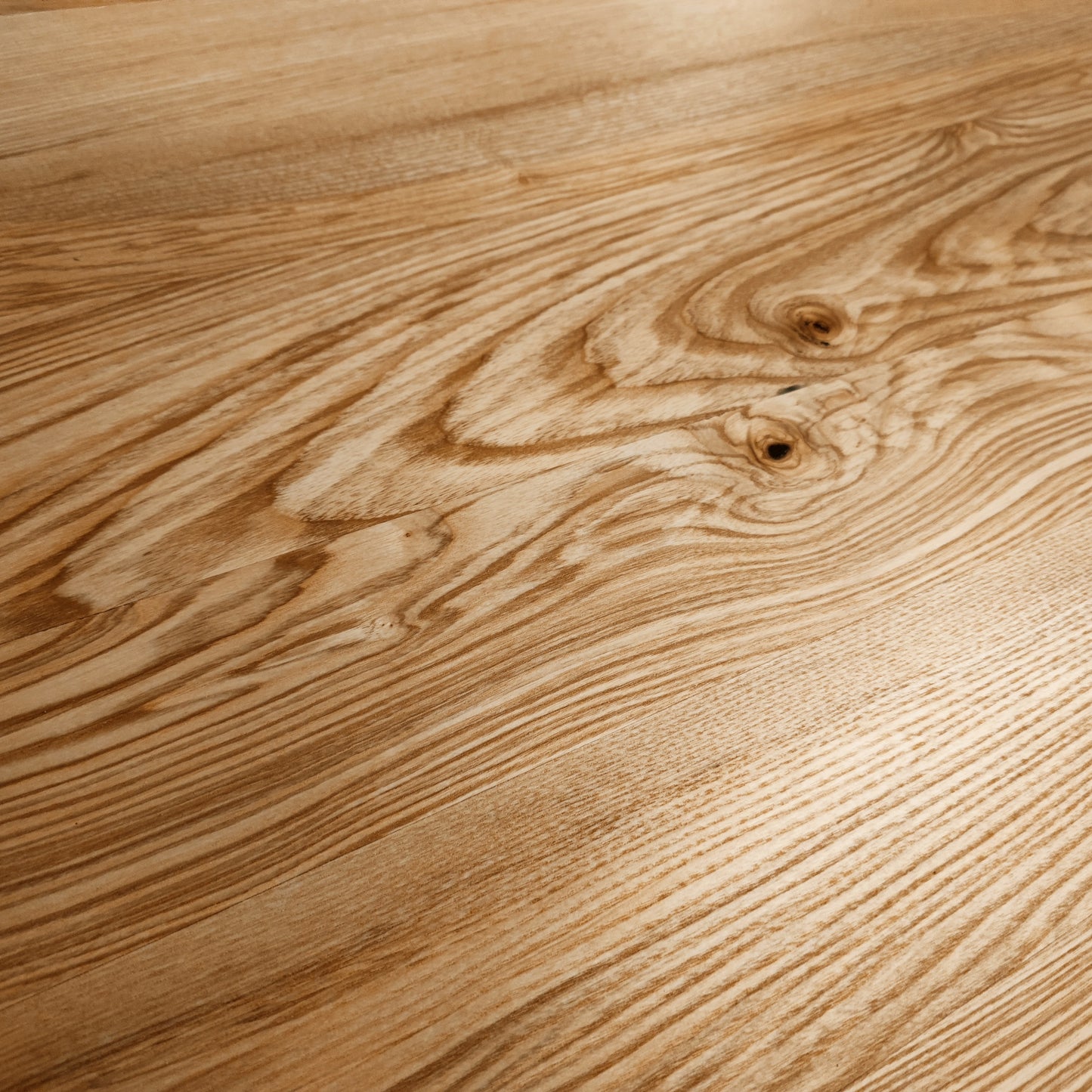 Wilde Esche Tischplatte mit schlichter Kante