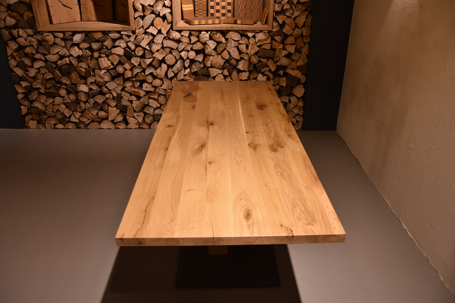 Rustikale Eichen Massivholztischplatte mit gleichmäßigen Ästen