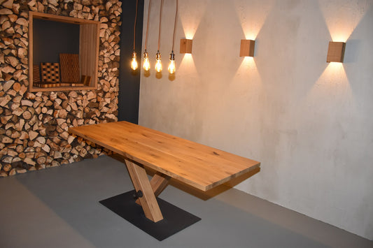 Rustikale Eichen Massivholztischplatte mit gleichmäßigen Ästen