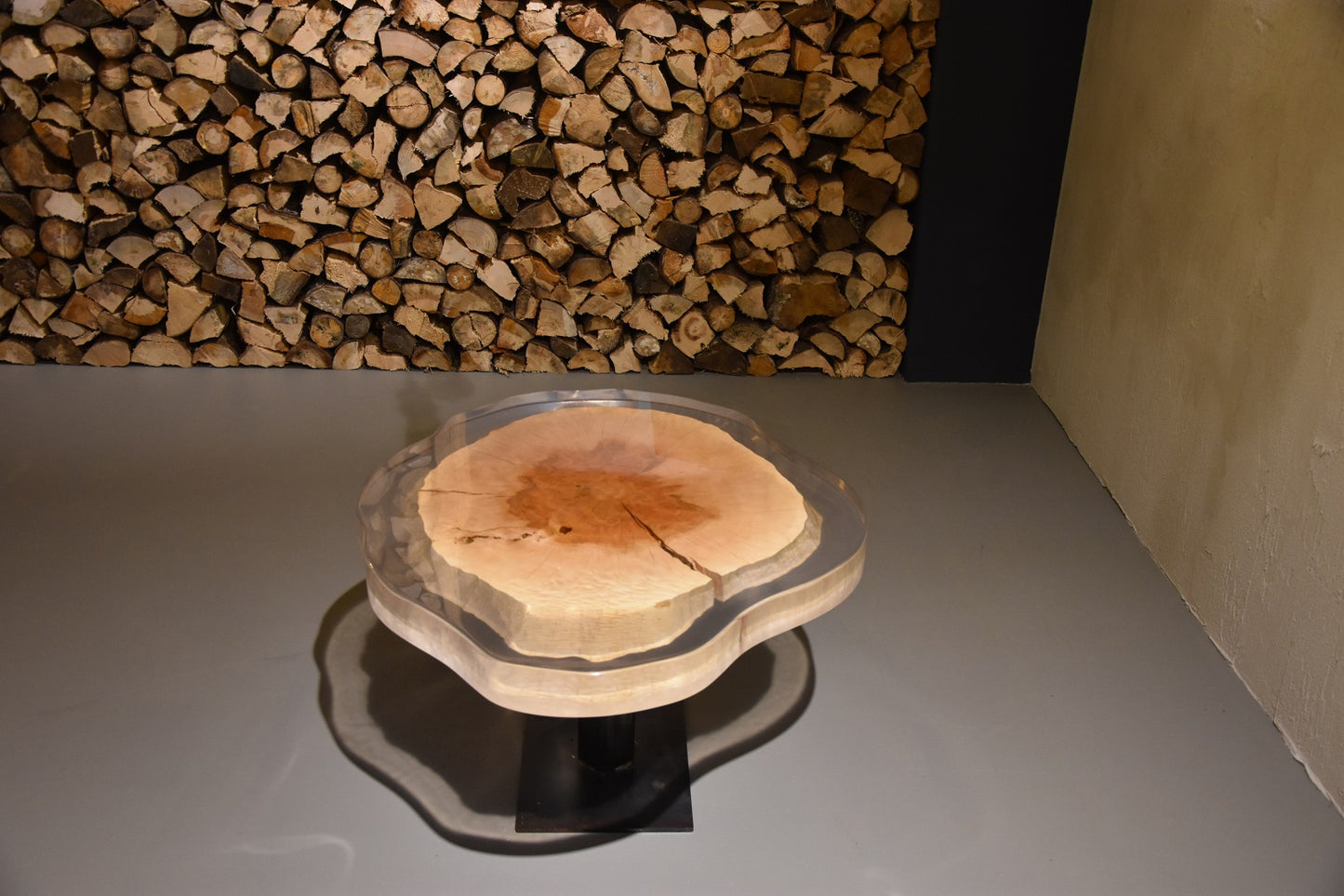 Birken-Epoxidharztischplatte mit klarem Rand und rötlichen Kern